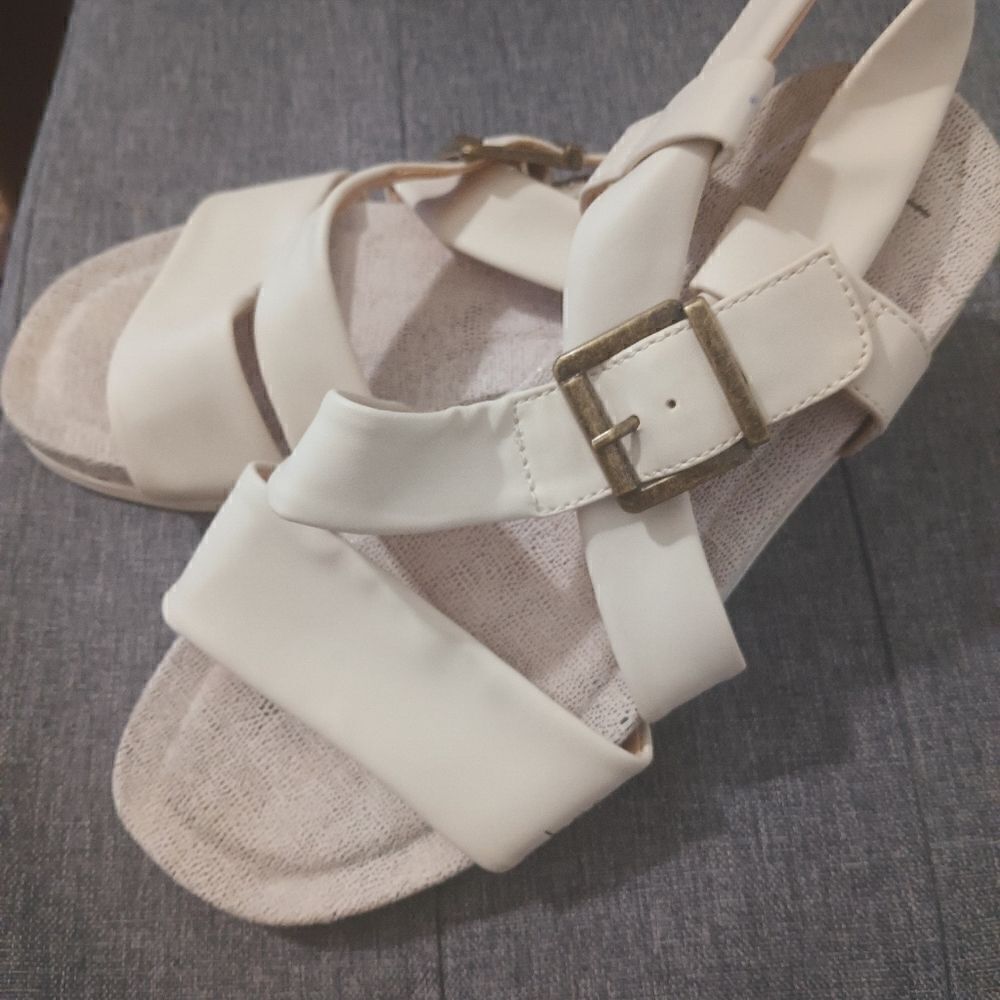 B.O.C Comfort Strappy Cream Sandals. SZ 8M - Picture 5 of 9